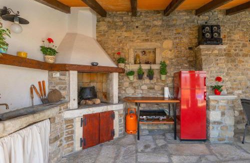 Motovun Villa | Rustic villa Pietro with panoramic view in Motovun