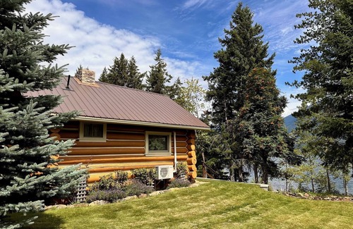 Kaslo Cabin | Rustic Waterfront Log Cabin