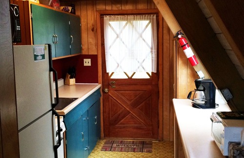 Glendale Cottage | Rustic Waterfront Retreat With Private Dock, 2 kayaks & canoe. Air conditioner!