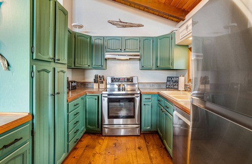 Rockaway Beach Cabin | Rustic waterfront woodland lodge w/impressive lake views from patio
