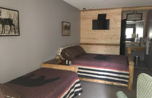 Onsted Cabin | Rustic Western Themed Hotel with amazing ameneties! Host your gathering with us