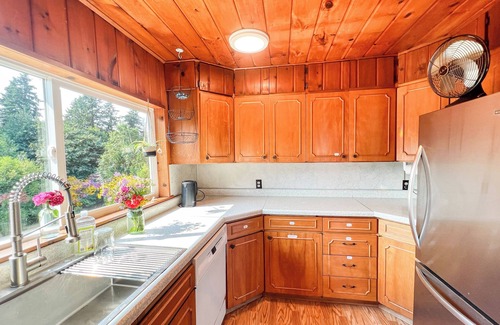 Bainbridge Island House | Rustic Wildflower Retreat. Charming historic 2BR on Bainbridge near beach w/AC