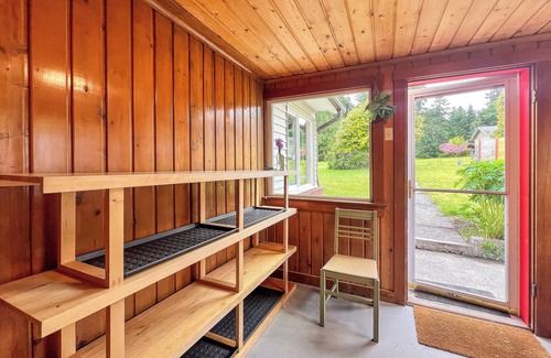 Bainbridge Island House | Rustic Wildflower Retreat. Charming historic 2BR on Bainbridge near beach w/AC