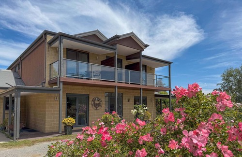Labertouche House | Rustic Winery Villa | 5BR Stay with Scenic Views