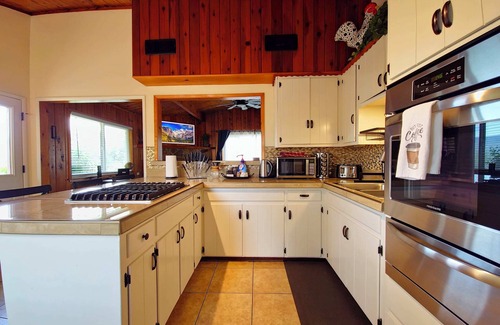 Oakhurst Cottage | Rustic Yosemite Cottage-King Suite-Mountain Views