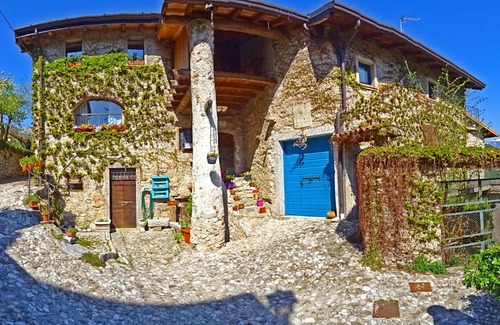 Vesio Apartment | Rustico Colonna House by Gardadomusmea