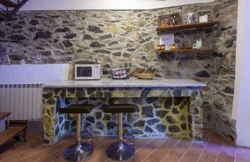 Licciana Nardi Villa | Rustico farmhouse with garden and swimming pool in a hilly area