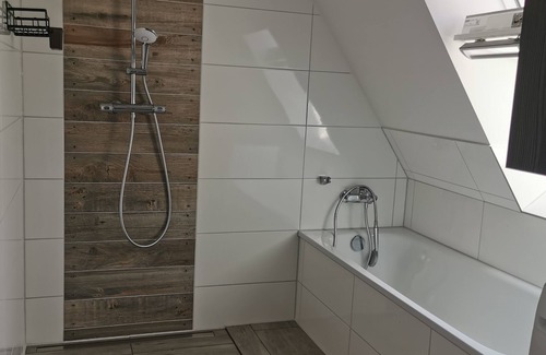 Senzig Apartment | Rustikale Dachgeschosswohnung in See und Waldnähe