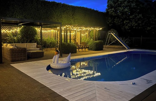 Tamahere Ski Chalet | #rustlingoaks nz Boho Pool House - king bed, 10 mins to Hamilton Airport