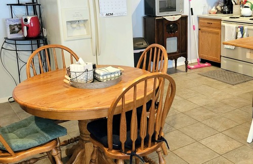 Hamilton Apartment | Rusty Acres- first floor apartment located between Hamilton & Nauvoo, Illinois