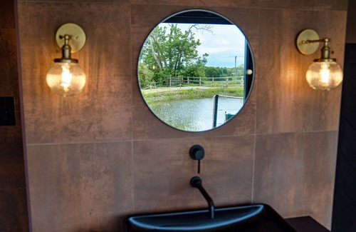 Llanarth Cottage | RUSTY BOATHOUSE, romantic, character holiday cottage in Llanarth