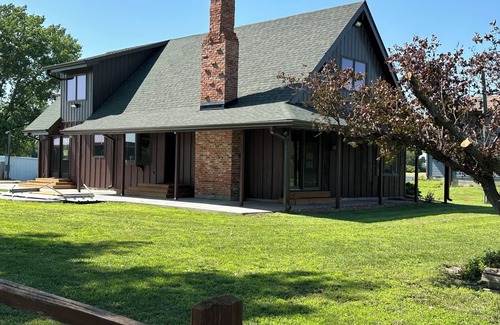 Grand Island Cabin | Rusty Flatts-Countryside Retreat Just Outside Grand Island – Sleeps up to 8