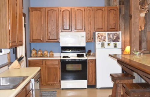 Thompson Cabin | Rut & Strut Ranch - 35 minutes from Mark Twain Lake! Quiet Cabin in the woods