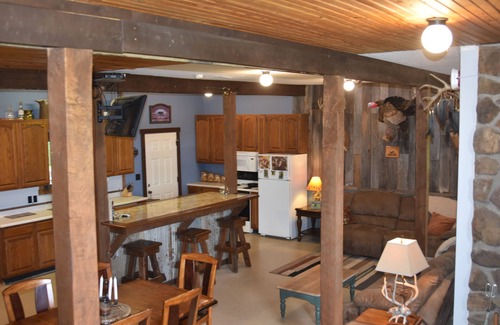 Thompson Cabin | Rut & Strut Ranch - 35 minutes from Mark Twain Lake! Quiet Cabin in the woods