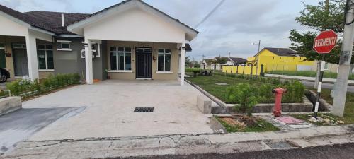 Kota Tinggi House | RuzZana Signature Stay Semi-D Corner Lot-BBQ,Wifi,6-8pack