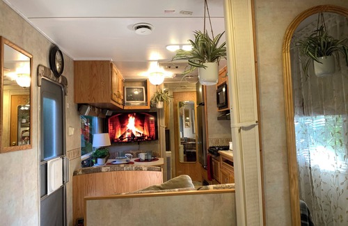 North Central Hollywood House | RV Efficiency w/pool access -quiet, clean, cable/wifi, utilities included-