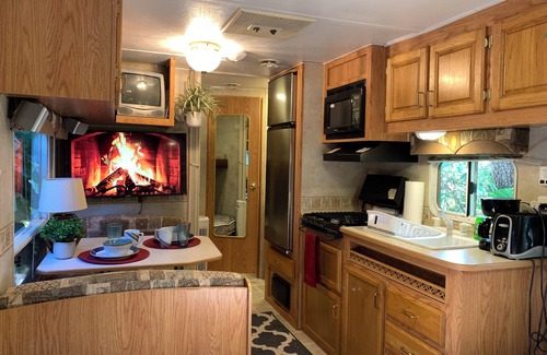 North Central Hollywood House | RV Efficiency w/pool access -quiet, clean, cable/wifi, utilities included-