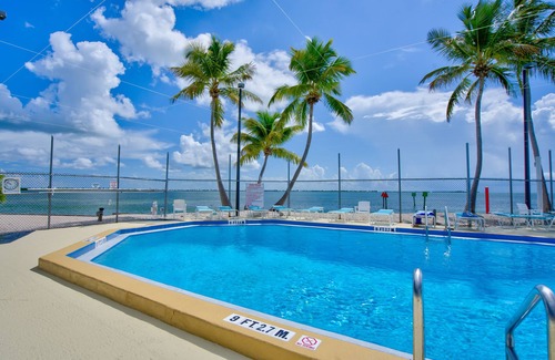 Cudjoe Key RV Rental | RV Lot 621 Venture Out