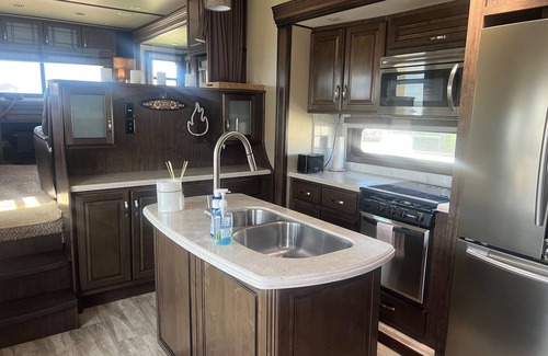 Southeast Houston Apartment | RV Luxury Glamping at RV Resort 20min from Downtown