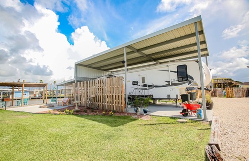 Cedar Lane Cabin | (RV1) Paradise in Sargent, Texas. Saltwater canal, minutes to the ICW and beach.