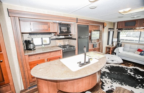 Cedar Lane Cabin | (RV2) Paradise in Sargent. Saltwater canal, minutes to ICW and beach.