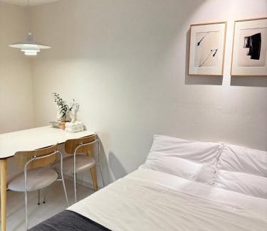 Seokchon-dong House | Rym Stay, Cozy 2BR, 3 Beds with Kitchen near Lotte Tower, Lotte World, KSPO Dome, & COEX