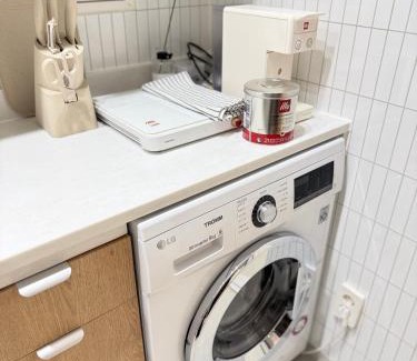 Seokchon-dong House | Rym Stay, Cozy 2BR, 3 Beds with Kitchen near Lotte Tower, Lotte World, KSPO Dome, & COEX