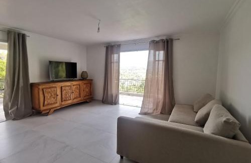 Contes Apartment | Séjour en pleine nature, vue imprenable, jacuzzi
