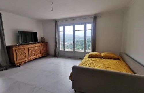 Contes Apartment | Séjour en pleine nature, vue imprenable, jacuzzi