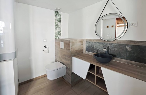 Le Bugue House | Séjournez au Gîte Üros: Terrasse Avec Spa, Parking Privé, Proche des Sites