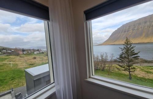 Bildudalur House | Sólgarður Guesthouse