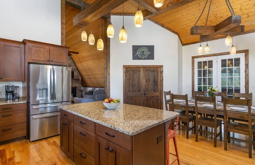 Fletcher House | S AVL, hot tub, 3x Kings, close to Biltmore