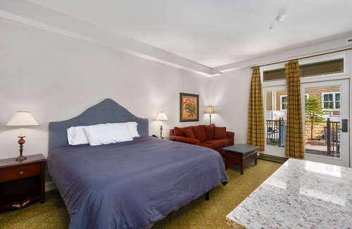 Snowshoe Condo | "S115| Hot Tub, Garage,Ski In/Out"