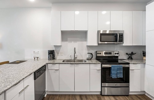 Midtown Apartment | (S1BF) Rare Find - Bright and Modern 1-BR w/Free Parking