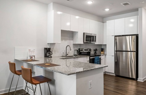 Midtown Apartment | (S1BF) Rare Find - Bright and Modern 1-BR w/Free Parking
