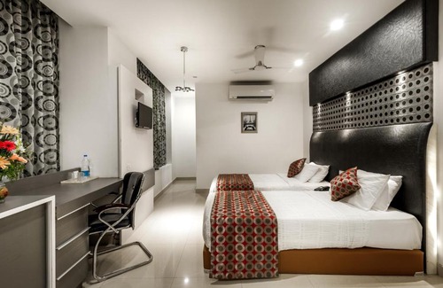 Perambur Purasavakam Hotel | Saaral Residency