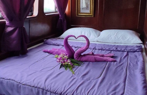 Siriraj Boat Rental | Sabai Sabai Liveaboard Bangkok Your Stay on the river in the center of Bangkok.
