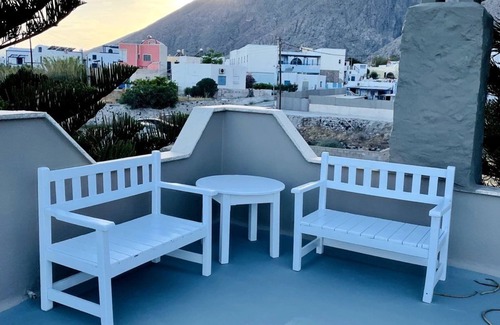 Perissa Apartment | Sabbia Calda Studio 100 meters from black Beach