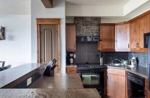 East Kootenay Condo | Sable Ridge View Suite - Fireplace - Pool - A/C