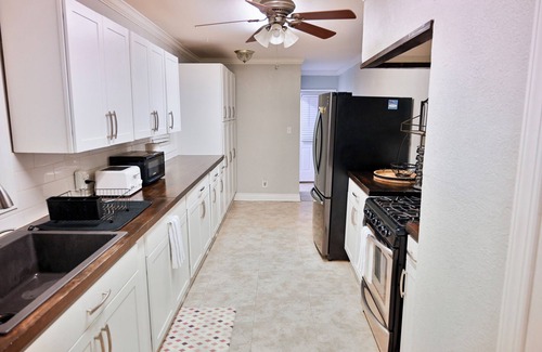 Broadmoor House | Safe 3BR/2BA Shreveport Home Central to Restaurants, Hospitals & Military Base.