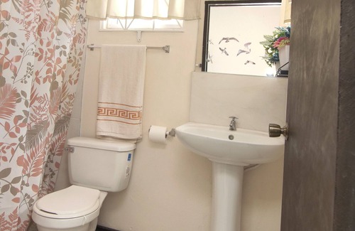 Gordon Town Apartment | Safe and Comfy Homestay 10 minutes from Kingston Airport! Travelers Welcomed!