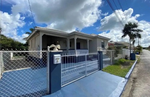 Wotton Apartment | Safe Budget Friendly 2 Bed Apt Nr Airport & Beach