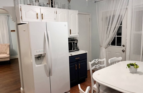 Southeast Yonkers Apartment | Safe Neighborhood w parking, Walking distance pubs & MetroNorth-30 mins to NYC