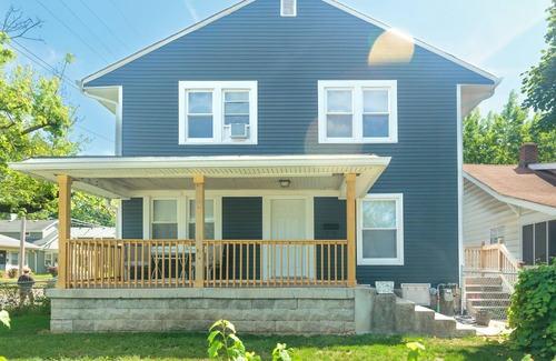 Meridian-Kessler House | Safe, Quiet, Fully-Fenced Yard in Meridian Kessler