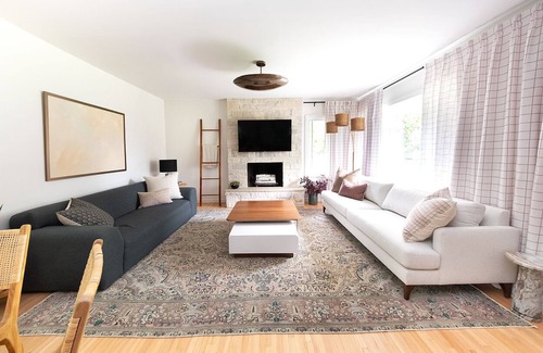 Minnetonka House | Safe, Spacious & Walkable! Family & Pet Friendly. Fully Fenced Backyard Retreat!