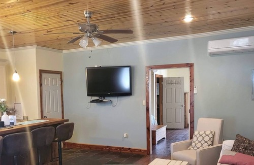 Uvalde House | SAGEBRUSH GUESTHOUSE: pool/gym, Garner State Park, Frio, Nueces River, hunting