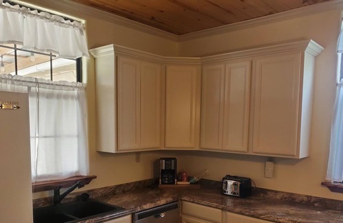 Uvalde House | SAGEBRUSH GUESTHOUSE: pool/gym, Garner State Park, Frio, Nueces River, hunting