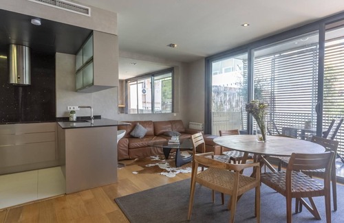 la Vila de Gracia Apartment | Sagrada Familia: Flat with pool & terrace, for 6