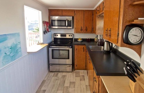 Sampson Cove Cottage | Sailor`s Rest House On The Cliffs Of Petit De Grat In a French Acadian Community