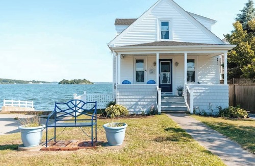 Portsmouth House | Sails Up Sea Cottage by STAY